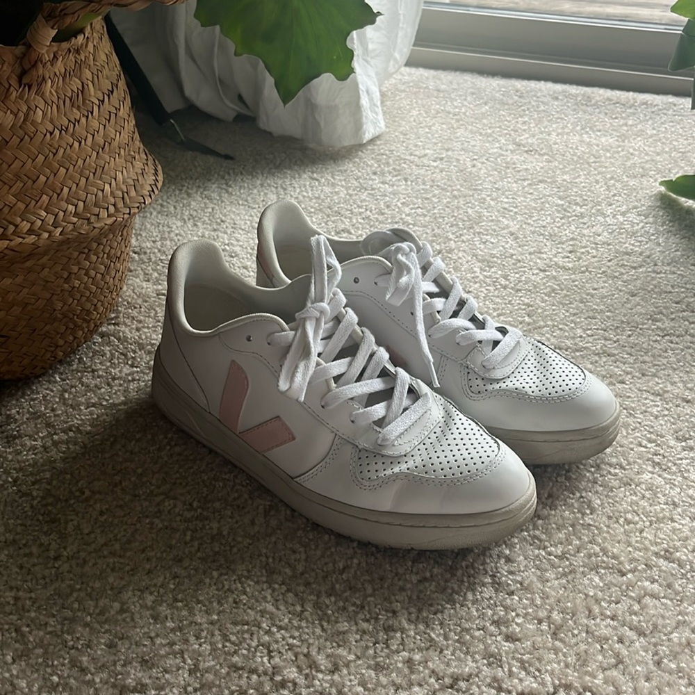 Veja RARE white and pink leather sneaker size 9 - Picture 2 of 8